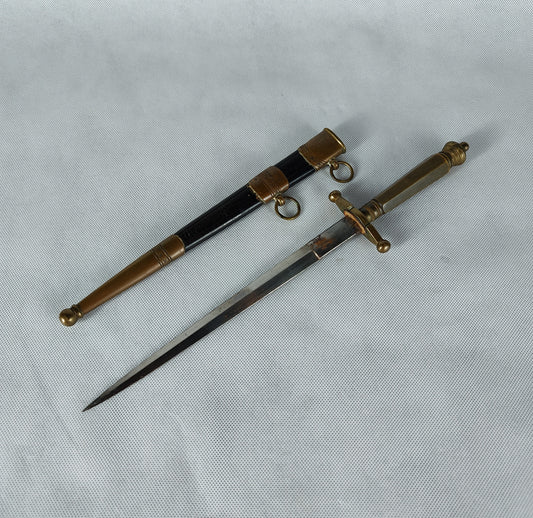 Adaga Oficial da Marinha Dagger, Dinamarca, início do século XX. Adaga do exército para oficiais da Dinamarca, modelo 1910, Segunda Guerra Mundial. Lamina em metal prateado com bainha em latão e detalhes em couro.